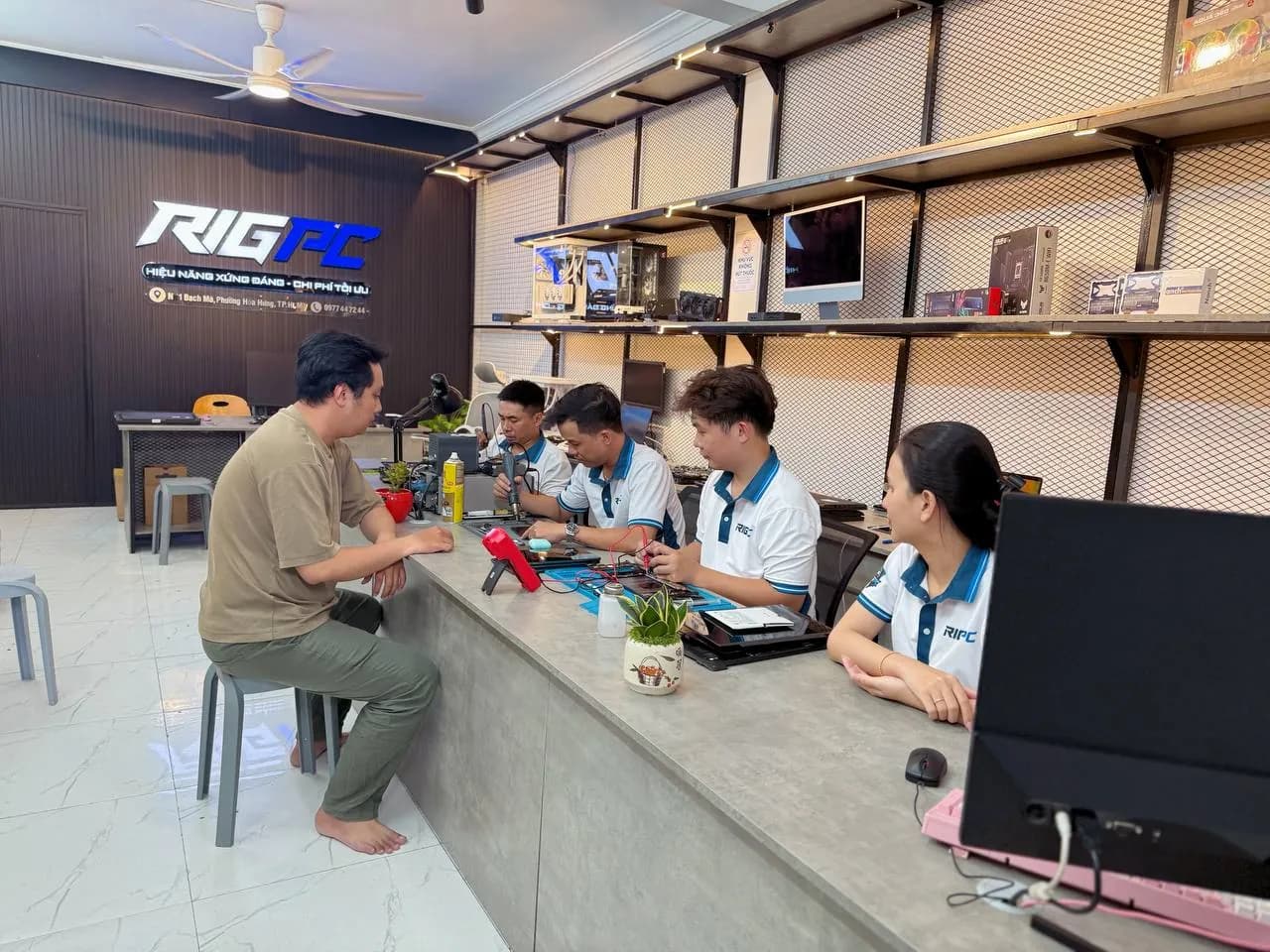 Khách mang laptop đến quầy RIGPC để nhân viên kiểm tra