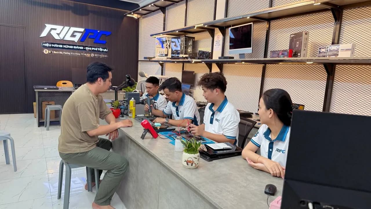 Khách mang máy đến quầy RIGPC để kỹ thuật viên kiểm tra