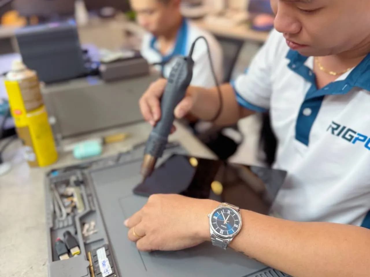 Kỹ thuật viên RIGPC khò main laptop tại bàn kỹ thuật