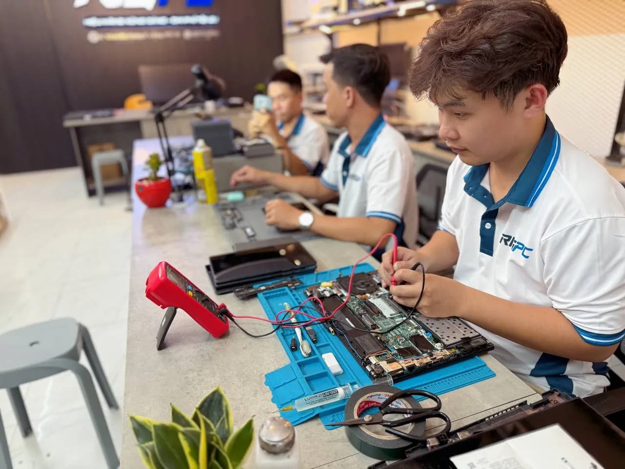 Kiểm tra bo mạch chủ trên thảm chống tĩnh điện tại RIGPC