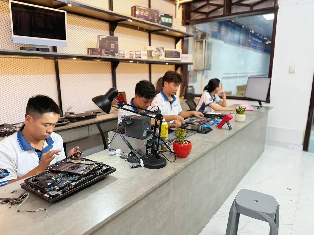 Kỹ thuật viên RIGPC tháo vỏ laptop để kiểm tra bên trong