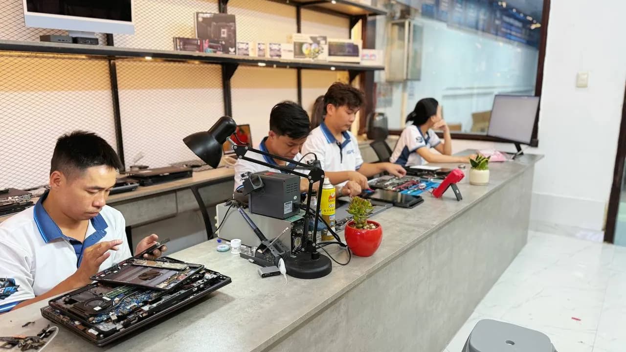 Kỹ thuật viên RIGPC tháo vỏ laptop để kiểm tra bên trong