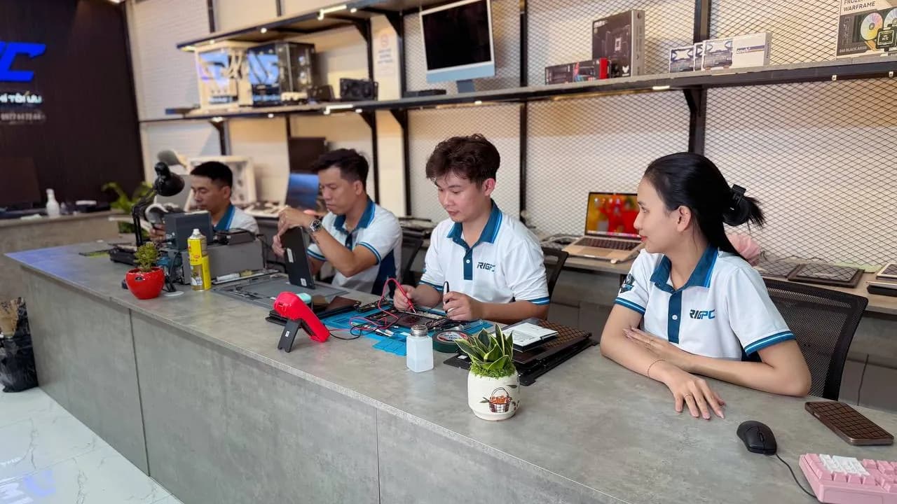 Quầy tiếp nhận máy tại showroom RIGPC TP.HCM